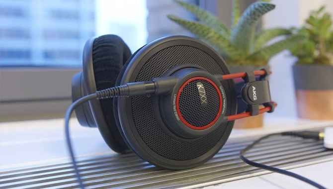 5) AKG K702