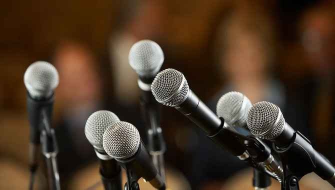 What type of microphone is best for live performance